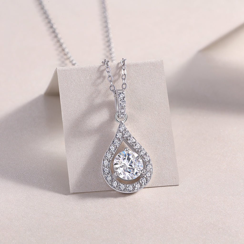 Heart Charm - A Fashionable And Luxurious Diamond Jewelry Piece Set With 1-carat Moissan Diamond S925 Sterling Silver And Platinum-plated Pendant