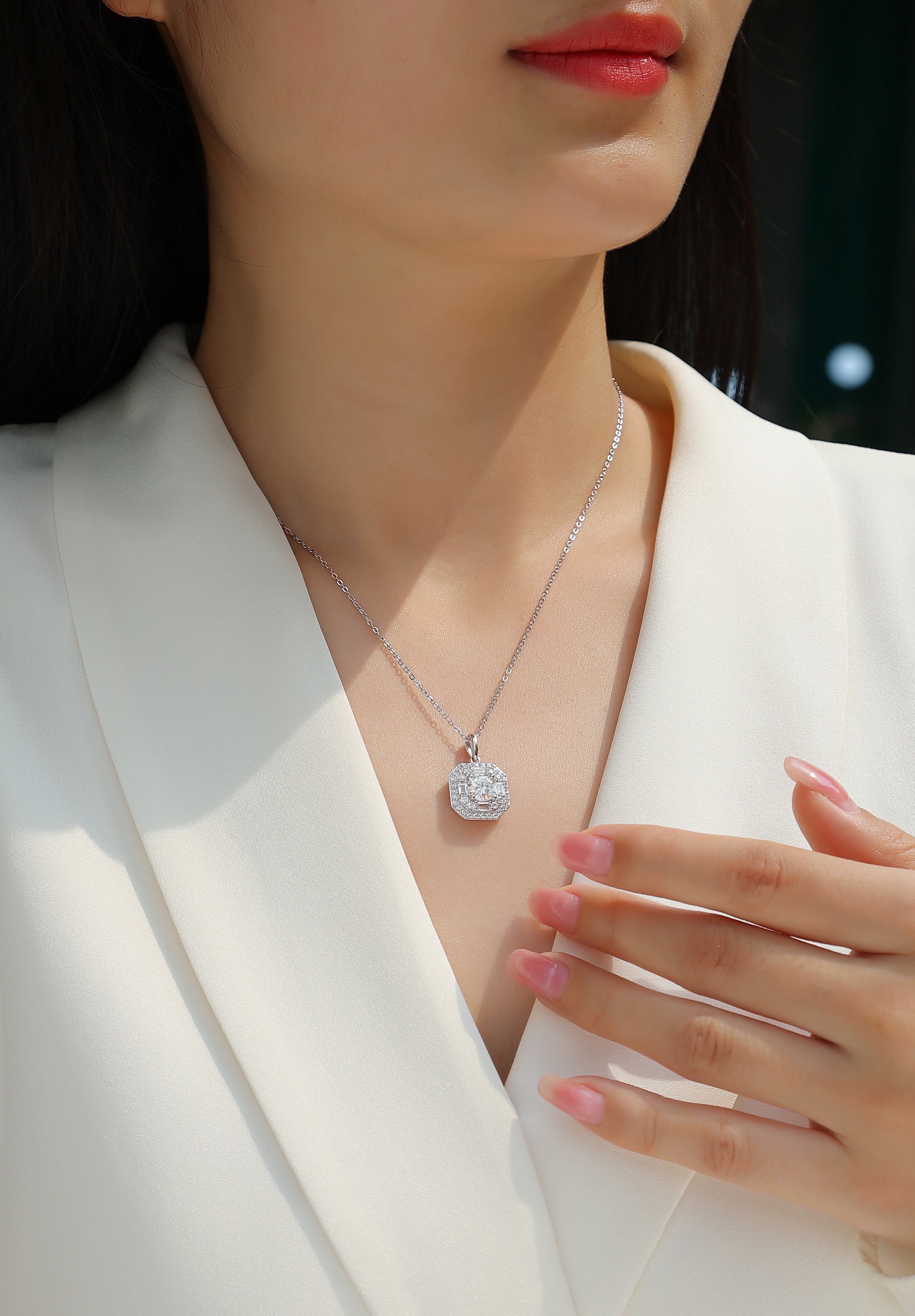 Small Square Bag - A Fashionable And Luxurious Diamond Jewelry Piece Set With 1-carat Moissan Diamond S925 Sterling Silver And Platinum-plated Pendant